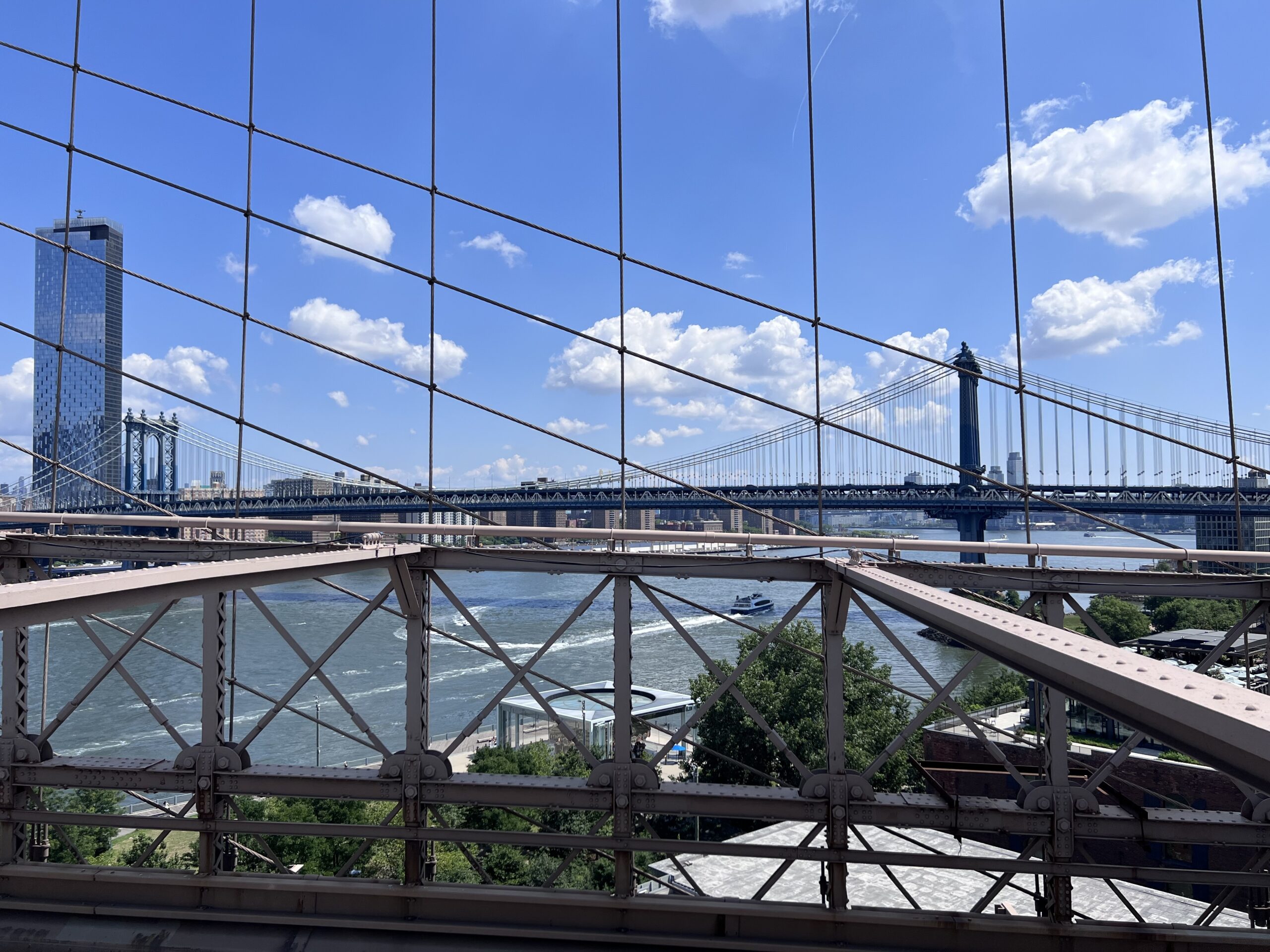 Structural framework of the Brooklyn Bridge overlooking the Manhattan skyline, representing how organized knowledge and mental frameworks improve learning and bar exam preparation.