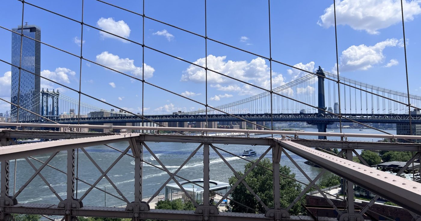 Structural framework of the Brooklyn Bridge overlooking the Manhattan skyline, representing how organized knowledge and mental frameworks improve learning and bar exam preparation.